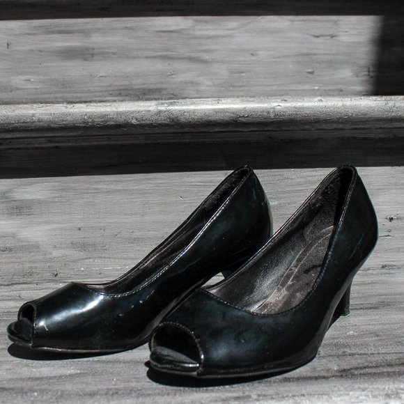 *Flourish Black Patent Heel - Picture 1 of 4